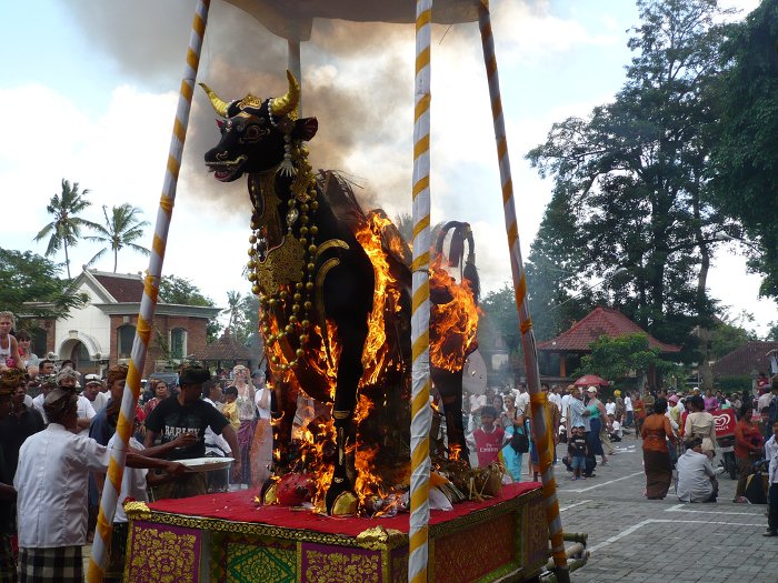 Gaben_balinese_funeral